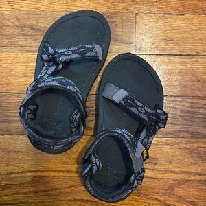 Size 11 toddler Tevas